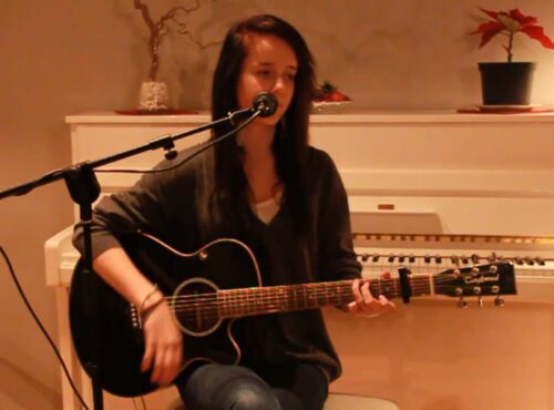 "I’m yours" av Jason Mraz.
Opptakene er gjort den 21. desember 2012. Mai Lene var 15 år, hun ble konfirmert det året, og fikk gitaren i konfirmasjonsgave. 🥰 (Takk til Charlotte for info om låten.)