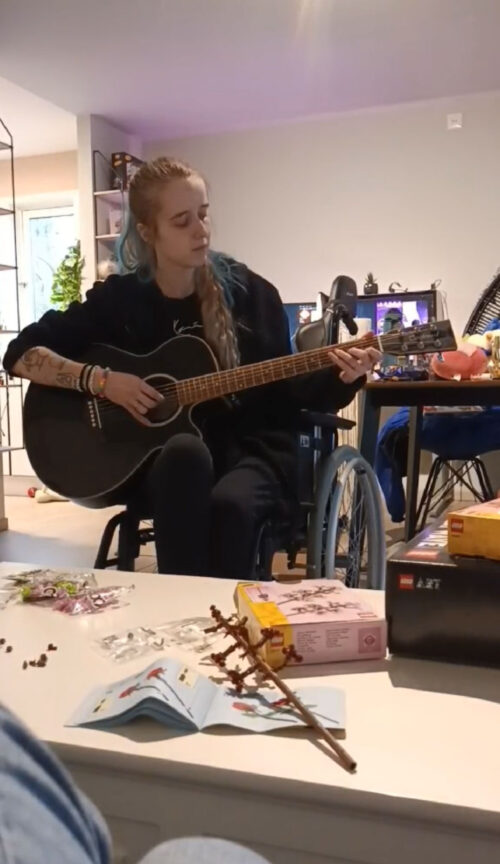 Utdrag fra "Is there anybody out there?" fra The Wall av Pink Floyd.